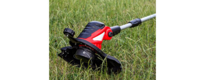Rotofil électrique utilisé pour couper une bordure de pelouse le long d'un mur de jardin