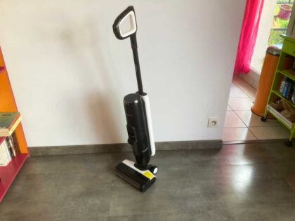 Aspirateur laveur Tineco S7 Pro en fonctionnement sur un carrelage de cuisine