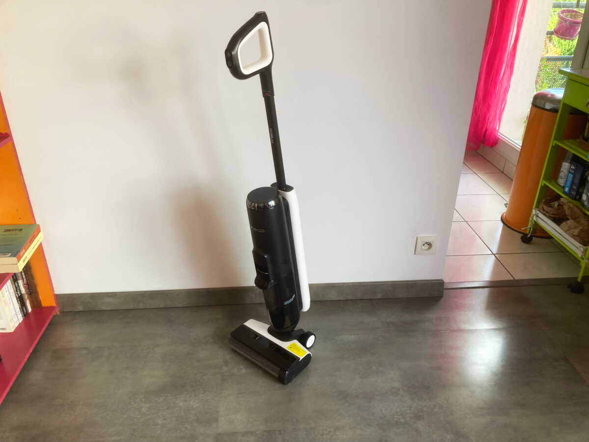 Aspirateur laveur Tineco S7 Pro en fonctionnement sur un carrelage de cuisine
