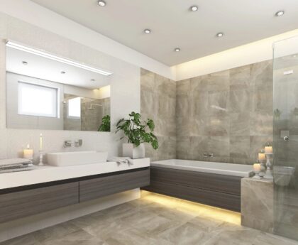 Panneaux muraux décoratifs posés dans une salle de bain moderne près d'une douche