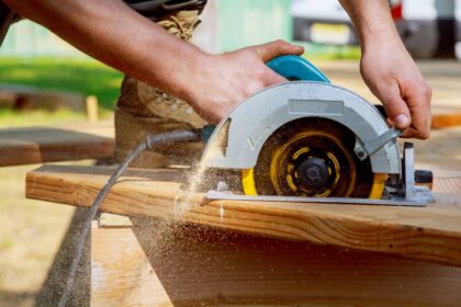 Scie circulaire utilisée pour couper une planche de bois avec un guide