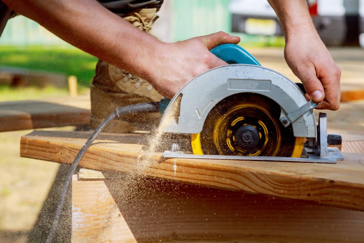 Scie circulaire utilisée pour couper une planche de bois avec un guide