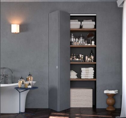 Porte de placard pliante blanche installée dans une chambre