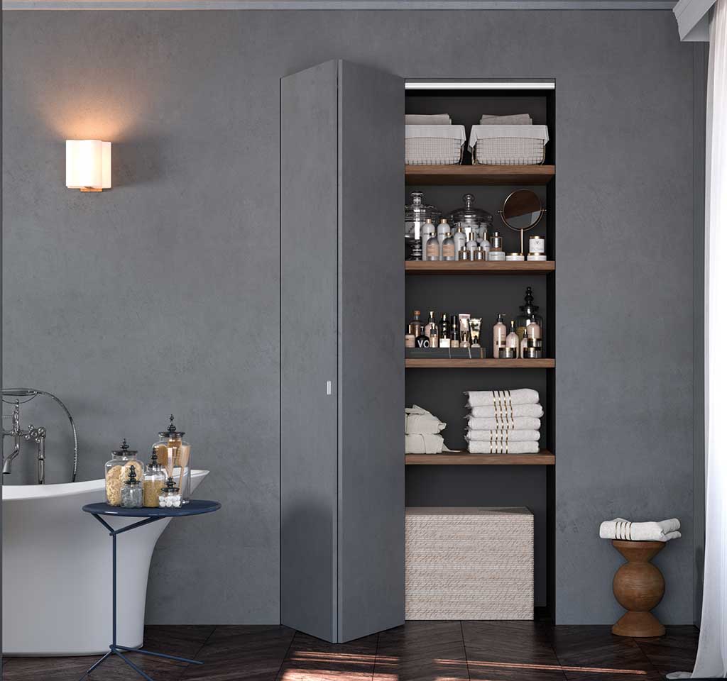 Porte de placard pliante blanche installée dans une chambre