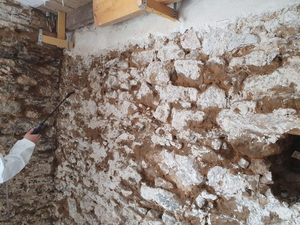 Application d'un enduit de cuvelage sur un mur de sous-sol