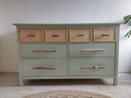 Meuble IKEA en mélaminé en cours de peinture au rouleau après application d'une sous-couche