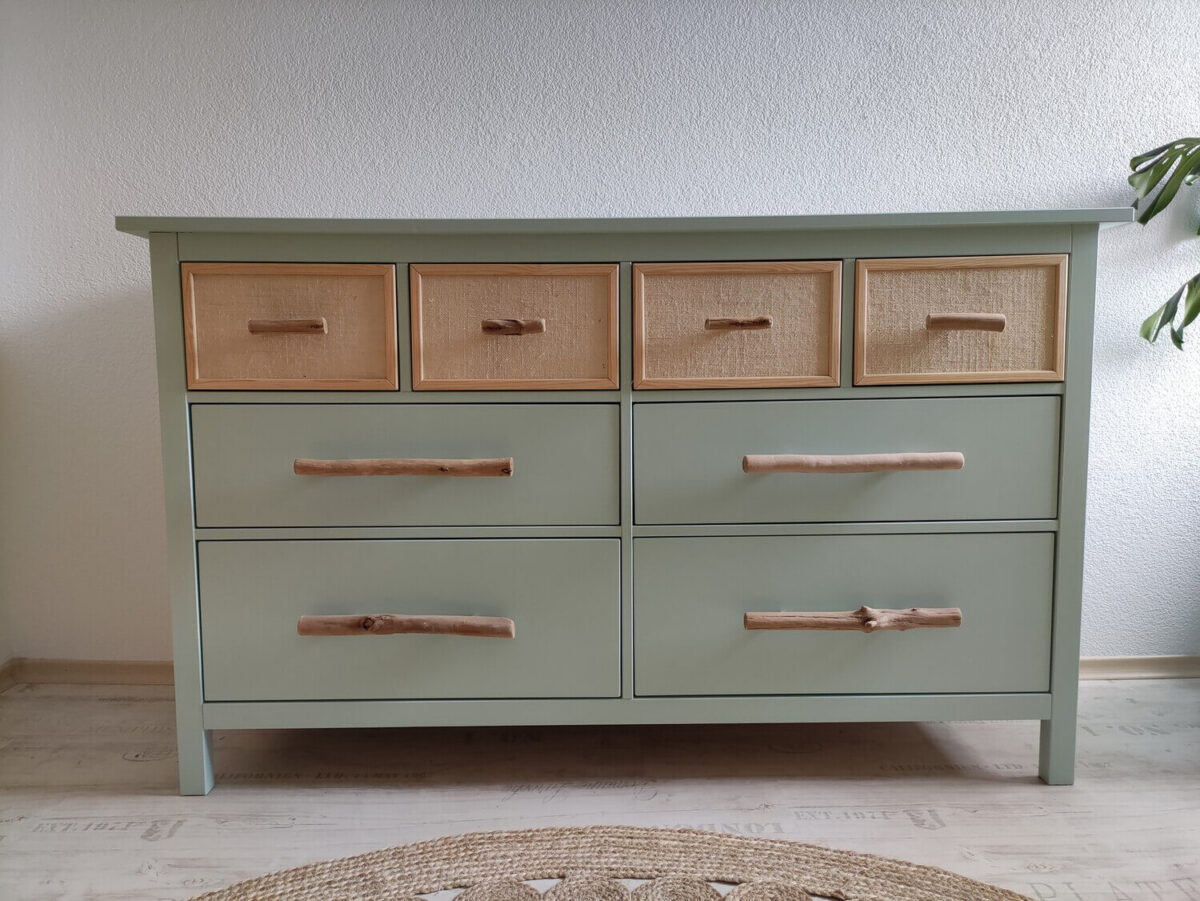 Meuble IKEA en mélaminé en cours de peinture au rouleau après application d'une sous-couche