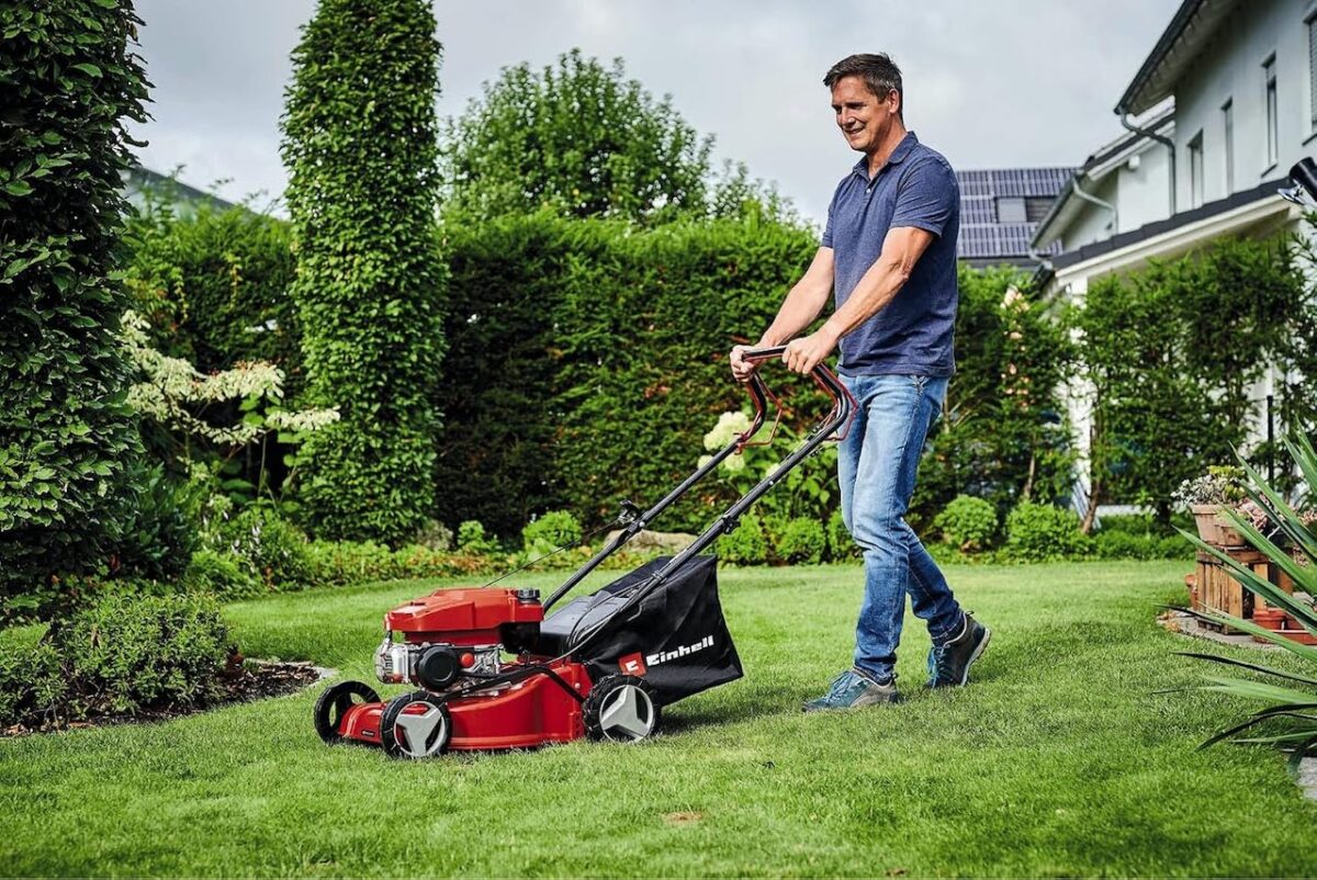 Outils électroportatifs Einhell rouges sur batterie posés sur un établi