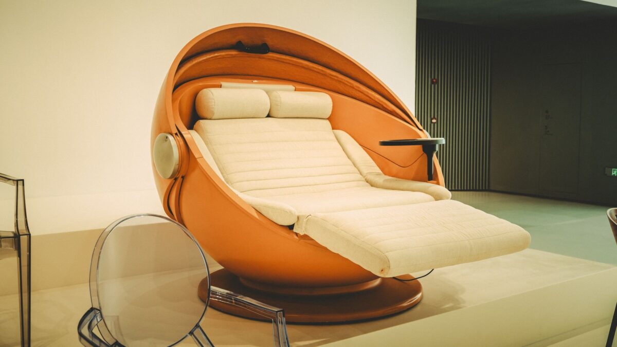 Fauteuil massant thermique Relaxomax chauffant avec télécommande et repose-pieds dans un salon
