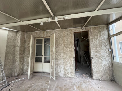 Ouverture découpée dans un mur en pierre avec un linteau posé sur appuis