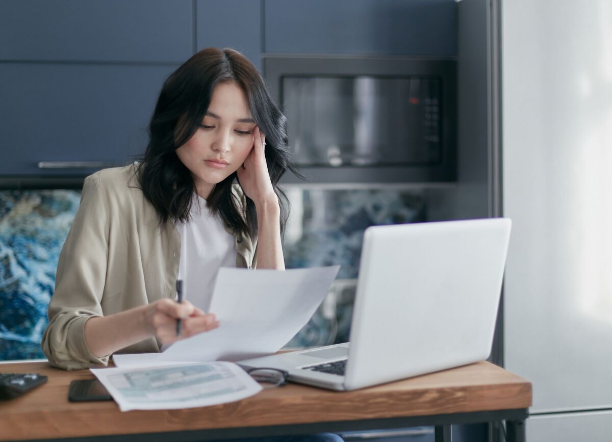 Personne consultant son espace locataire sur un ordinateur portable